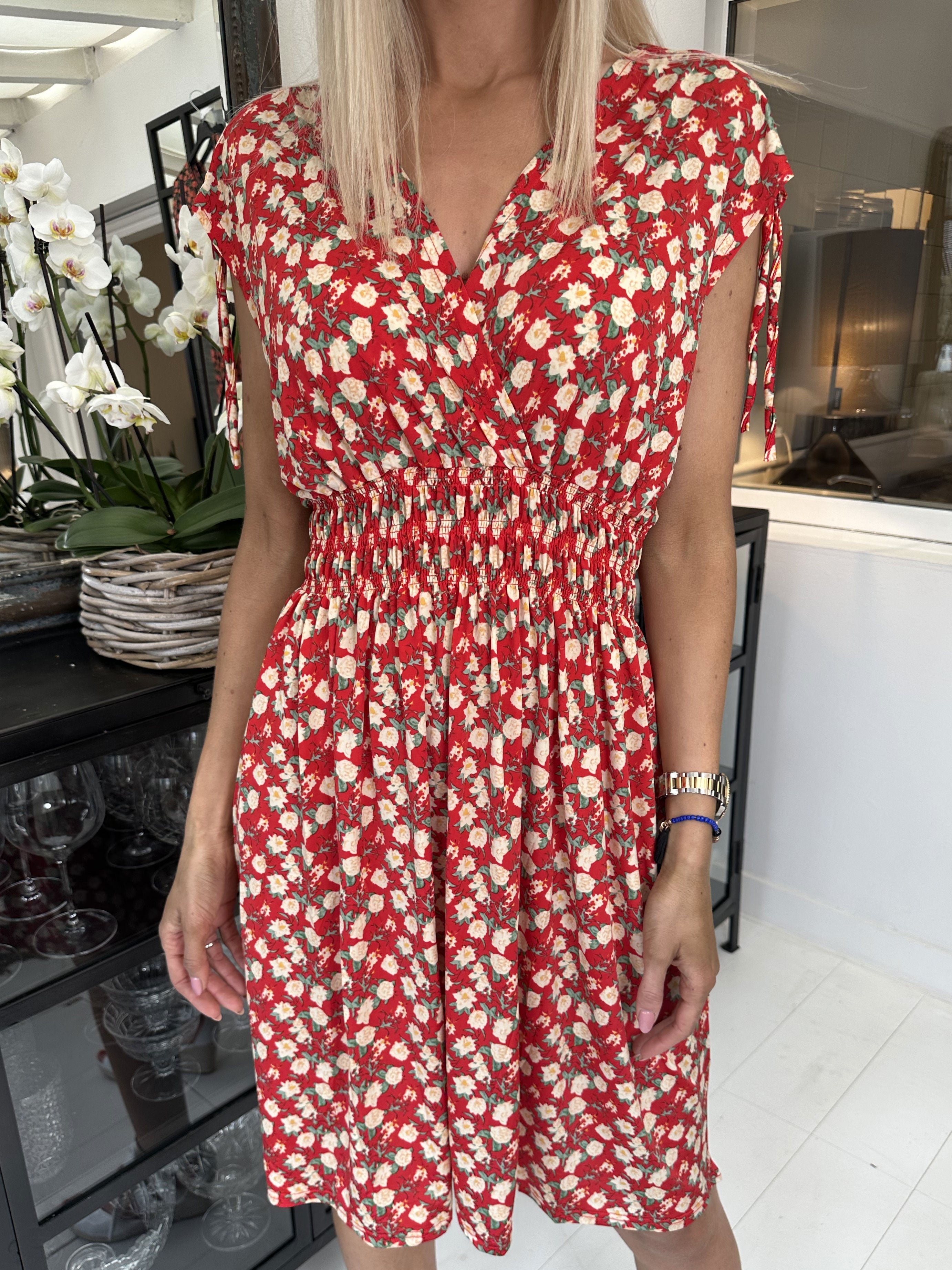 Pams Small Flower Short - Kort elastisk klänning i skrynkelfri tyg